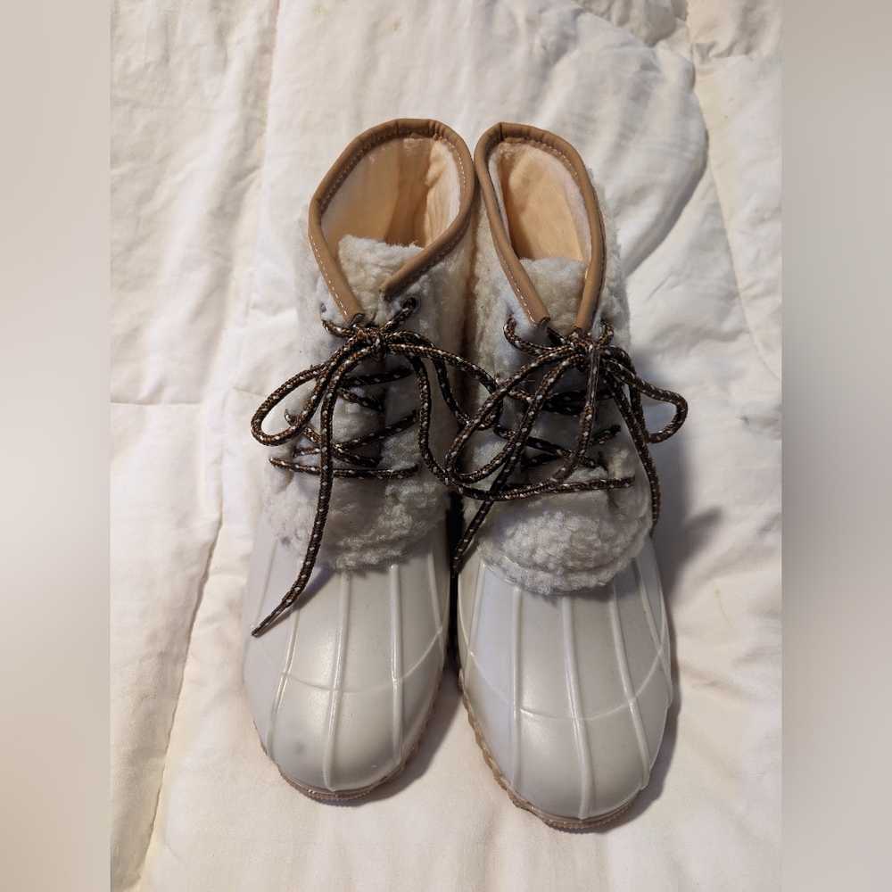 Magellan Outdoor Duck Sherpa ankle boots size 9